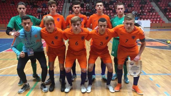 Teamfoto Oranje O18 voorafgaand aan het duel tegen Slowakije. Foto Vlado Hindra